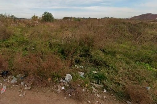 El descampado, en Mariano Acosta, Merlo, donde un vecino encontró al niño quemado.