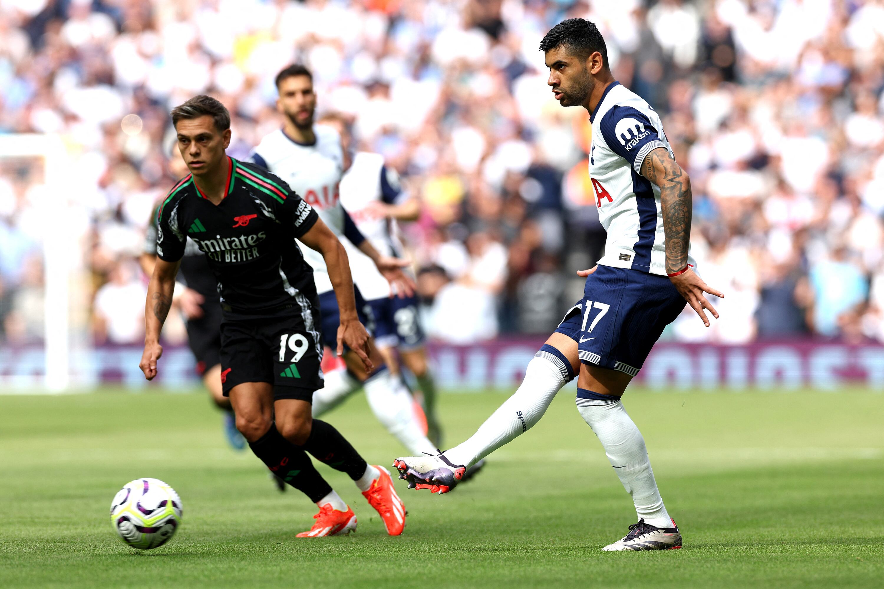 Cristian Romero juega desde el fondo de la cancha