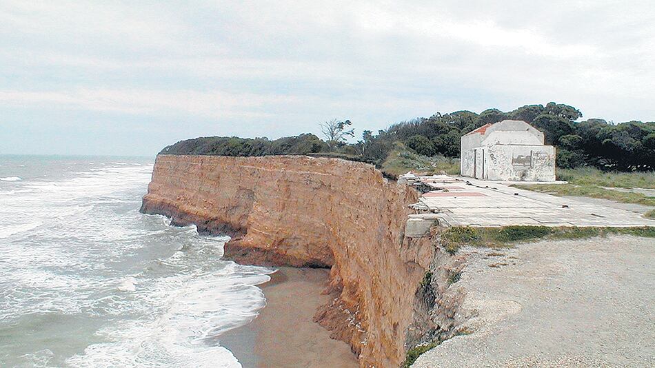 En algunos sitios, la erosión hizo retroceder la playa hasta siete metros.