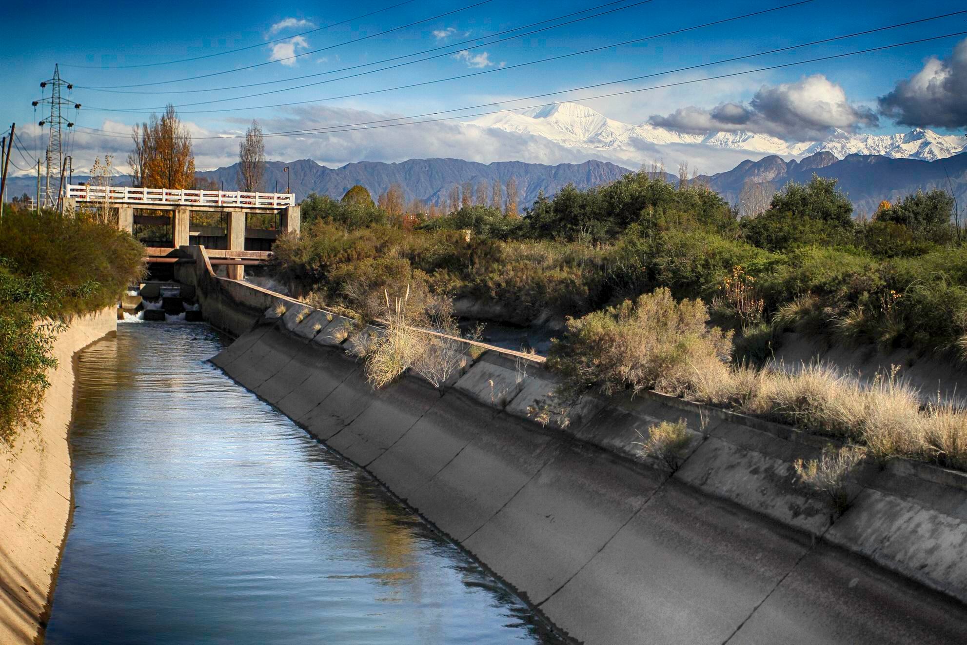El canal Cacique Guaymallén.