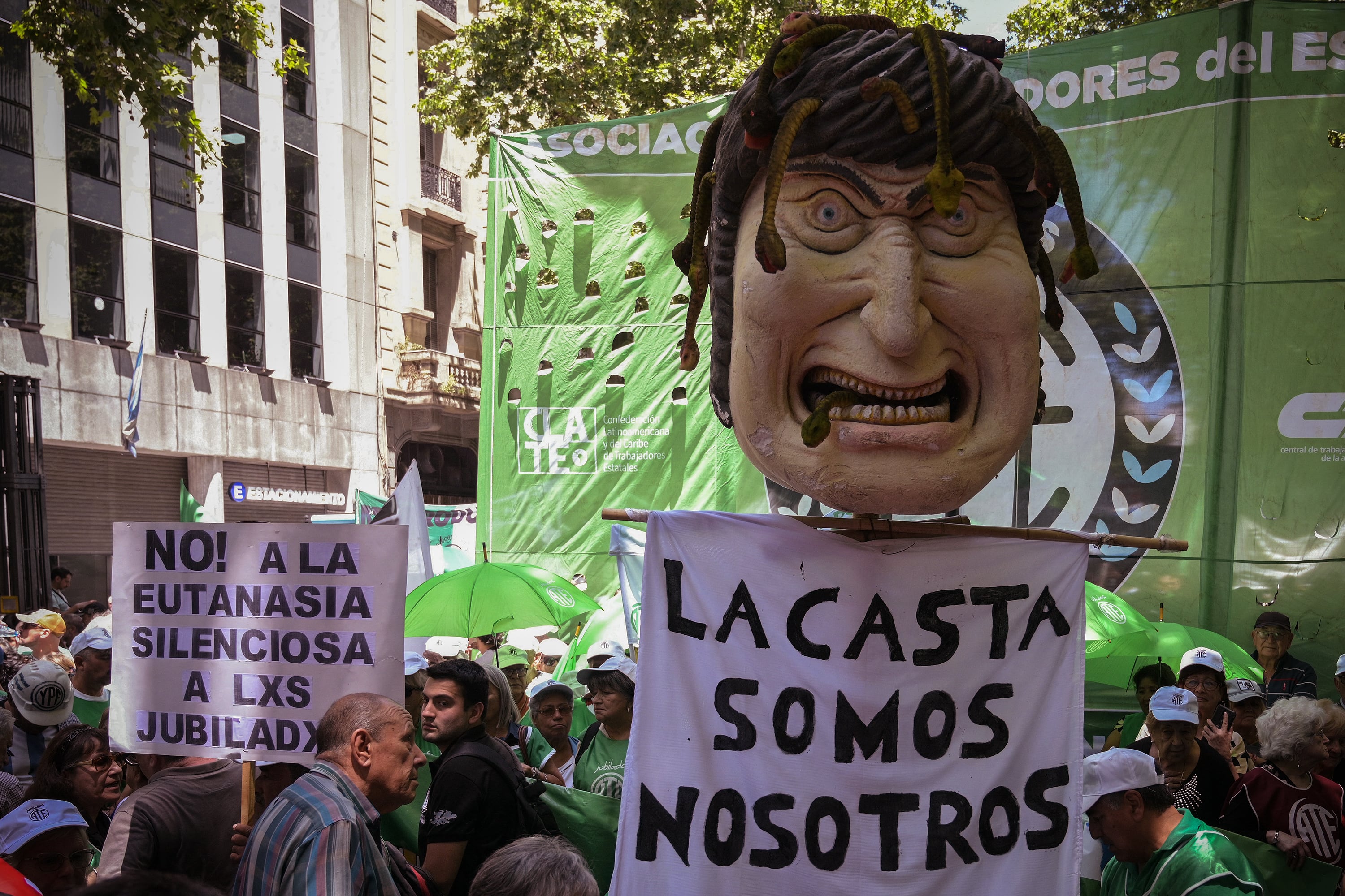 Movilización de jubilados contra el gobierno de Milei.