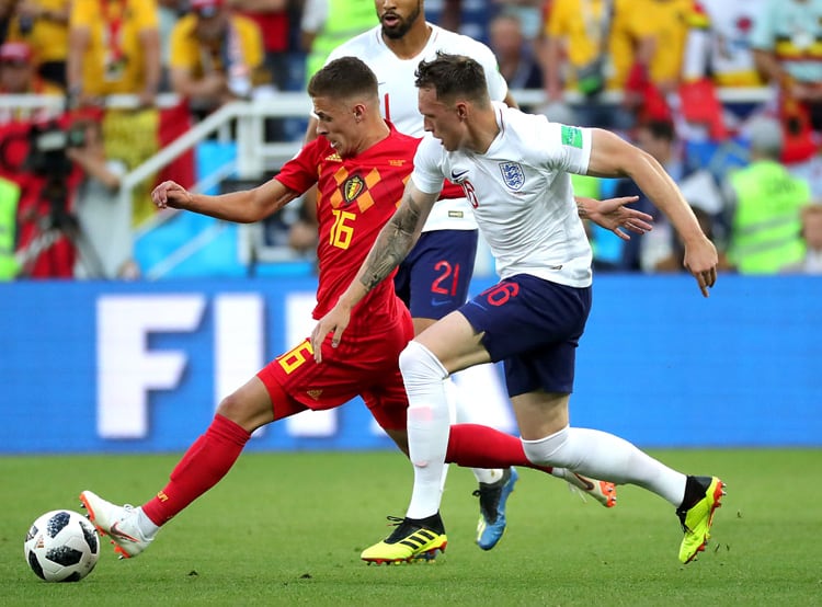 Hazard y Jones disputan la pelota.