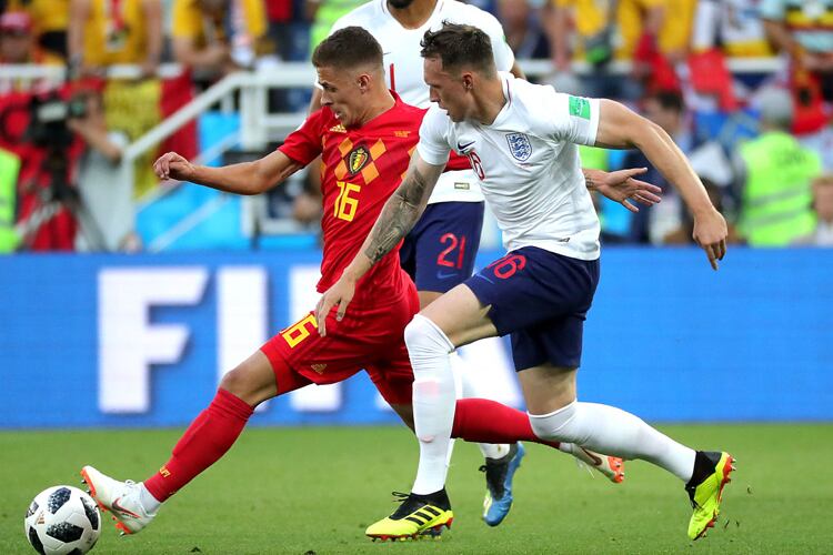 Hazard y Jones disputan la pelota.