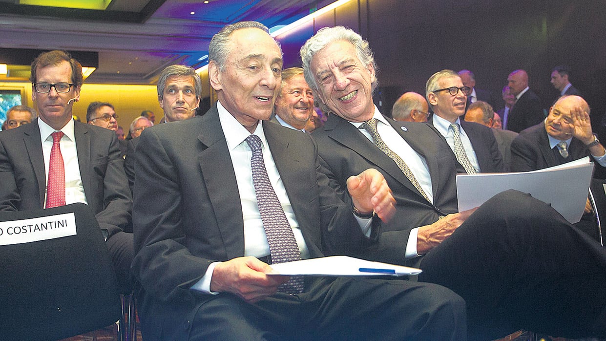 Sonrisas en el Duhau. Héctor Magnetto (Clarín) junto a Jaime Campos en el Encuentro de AEA de esta semana.