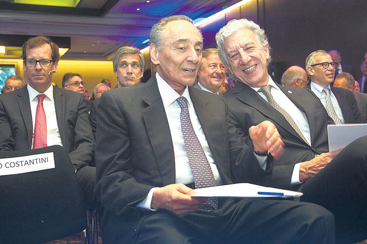 Sonrisas en el Duhau. Héctor Magnetto (Clarín) junto a Jaime Campos en el Encuentro de AEA de esta semana.