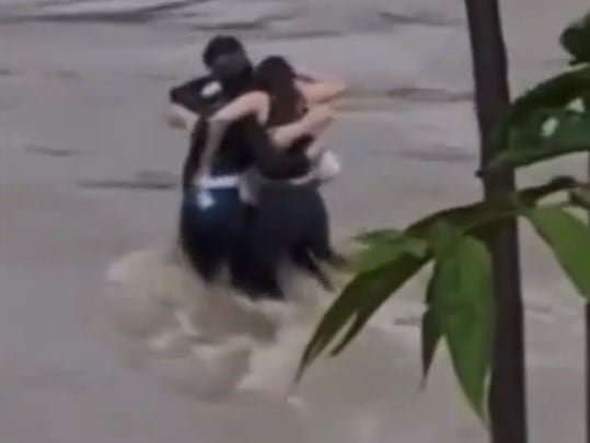 Impactante escena del abrazo final de las víctimas. Imagen: Captura de video.