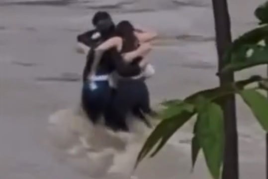 Impactante escena del abrazo final de las víctimas. Imagen: Captura de video.