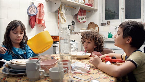 No es casual que la lectura de cabecera de los chicos de El día que resistía sea Hansel y Gretel.