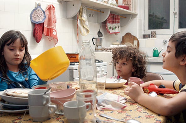 No es casual que la lectura de cabecera de los chicos de El día que resistía sea Hansel y Gretel.