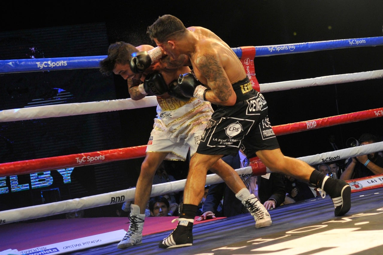 La derecha de Lemos impacta sobre la gara del galés Selby.