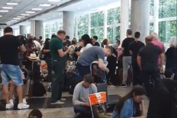 Desalojaron la zona de embarque de Aeroparque por una persona que evadió los controles de seguridad. Foto_ captura de video