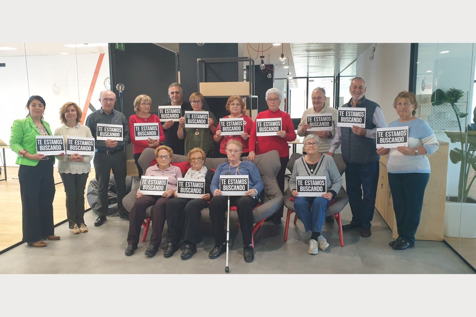 Carolina Escudero (izq.) en una acción de la campaña Te estamos buscando, en Barcelona.