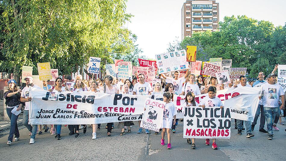 Justicia por la Masacre de Esteban Echeverría se lee en la bandera.