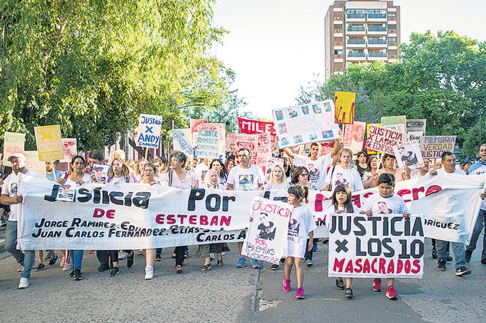 Justicia por la Masacre de Esteban Echeverría se lee en la bandera.