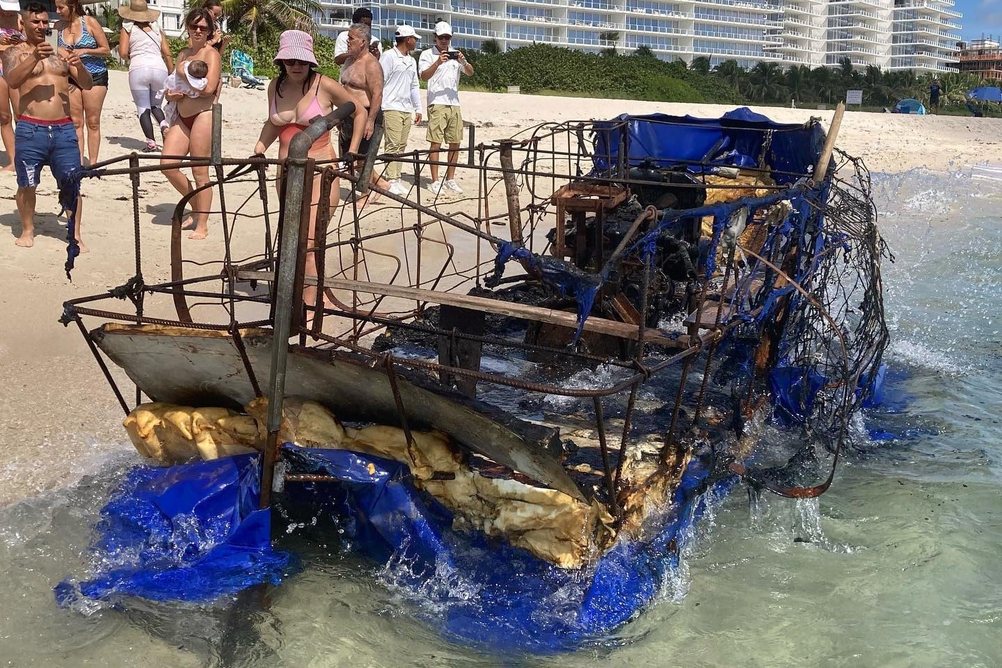 En la balsa había zapatos, restos de alimentos y un uniforme de oficial de la Policía Nacional Revolucionaria de Cuba. (Foto: Facebook/Manuel Zayas)
