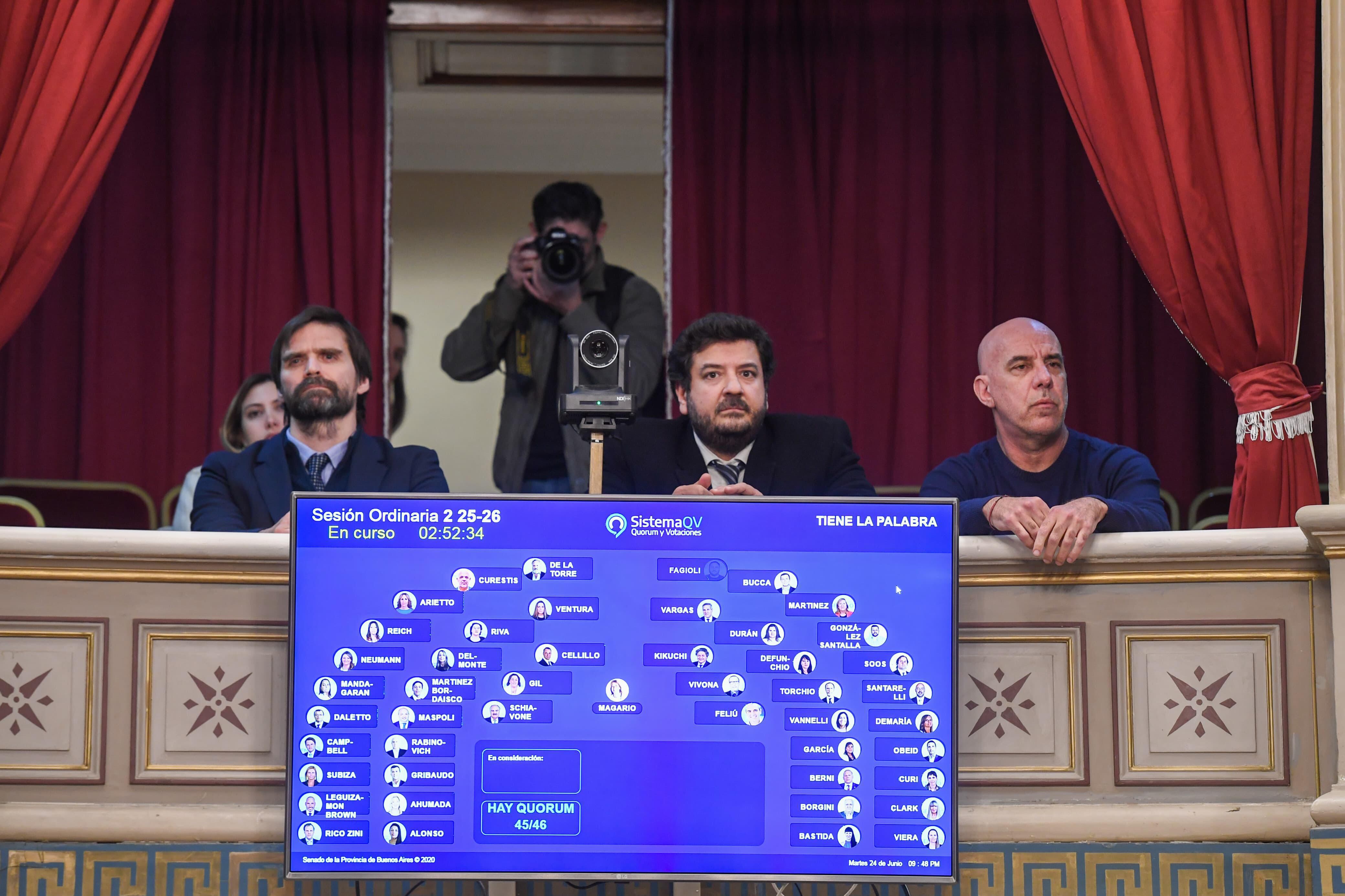 Mena (centro) en la sesión de aprobación de pliegos.