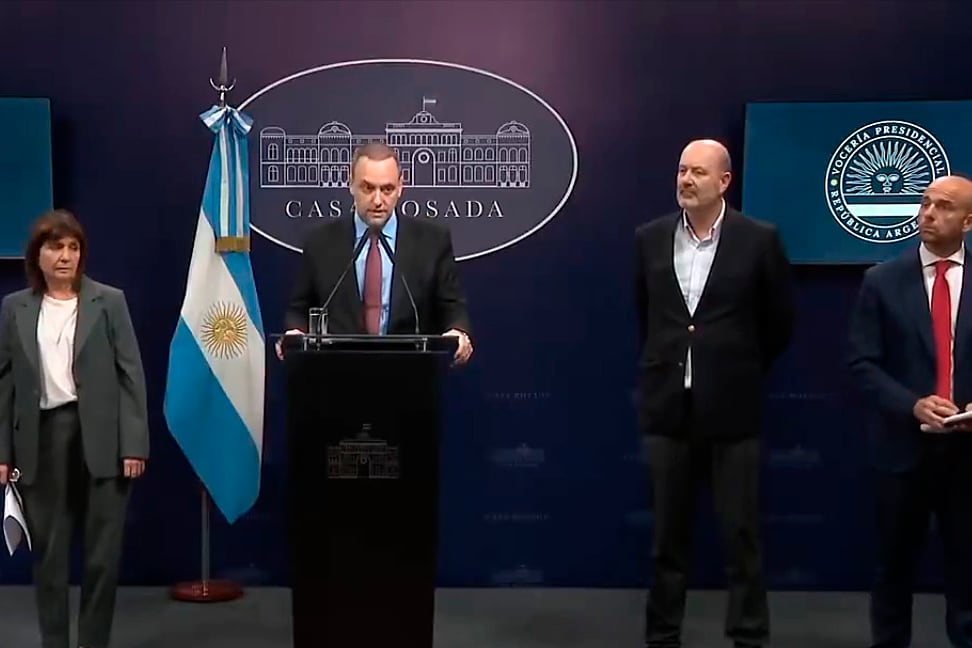 Patricia Bullrich, Manuel Adorni, Federico Sturzenegger y Franco Mogetta, en guerra con los trabajadores aeronáuticos.