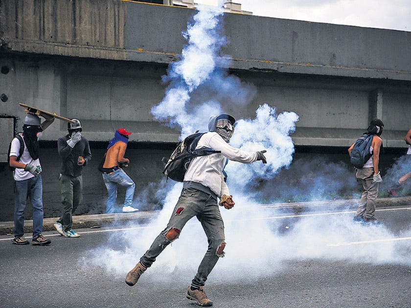 La GNB arroja gases contra opositores en Caracas.