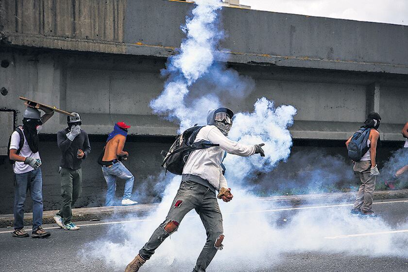 La GNB arroja gases contra opositores en Caracas.