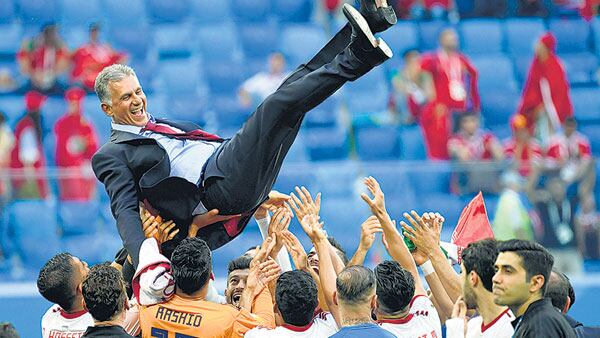 Queiroz, DT de Irán, en andas.