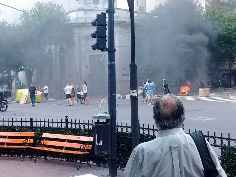 La esquina de Independencia y Boedo, un lugar donde los vecinos dijeron basta por los cortes de luz.