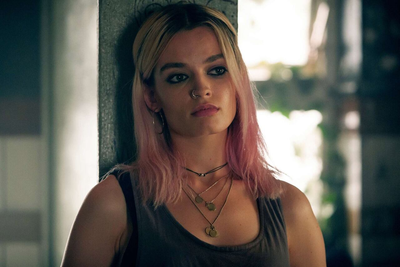 Emma Mackey interpreta a Maeve en Sex Education.