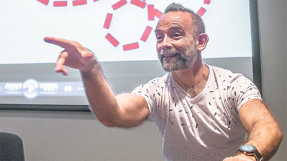 Istvansch hizo un “show aéreo” con avioncitos de papel.