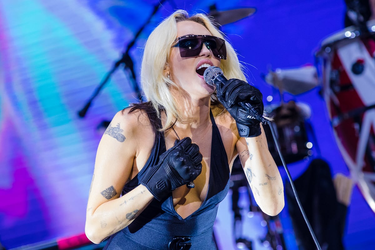 El tercer álbum en directo de la cantante salió con su show en el Lollapalooza local todavía tibio, y trae reversiones de temas votados por fans