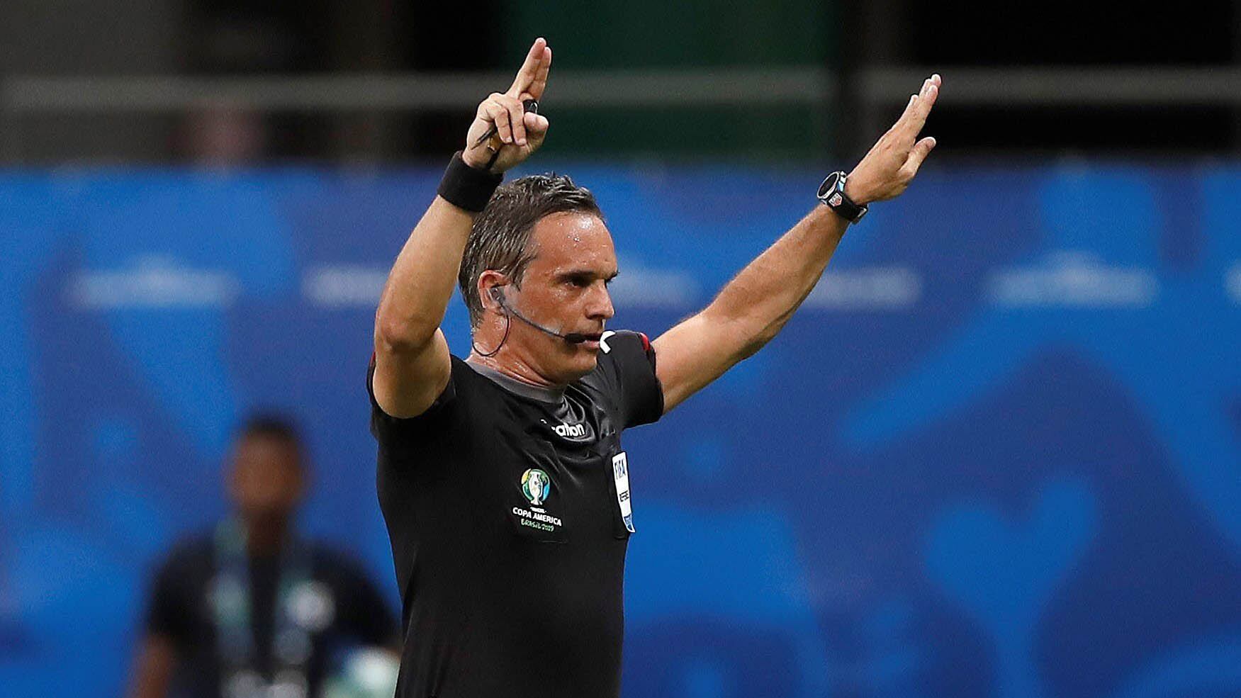 Patricio Loustau tuvo que recurrir al VAR en el triunfo de Chile sobre Ecuador.