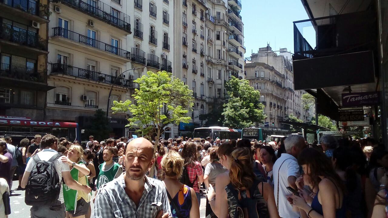Los trabajadores se concentran frente al Ministerio de Educación y Deportes.