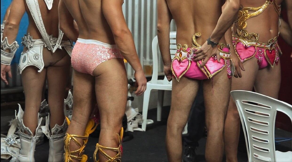 "Gualeguaychú" hibrida permanentemente el registro documental con la construcción ficcional.