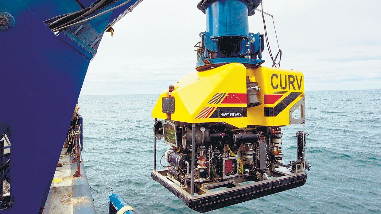 El submarino CURV 21, transportado en el Atlantis.