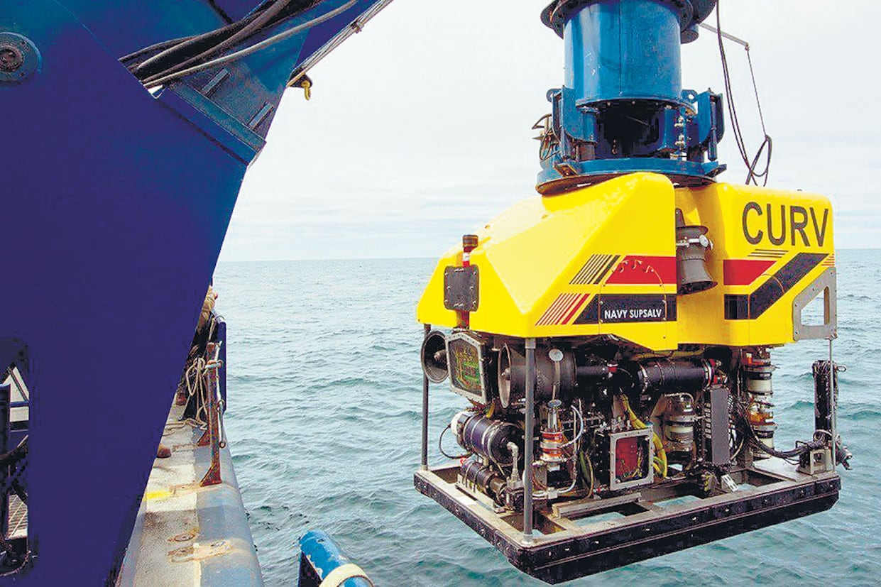 El submarino CURV 21, transportado en el Atlantis.