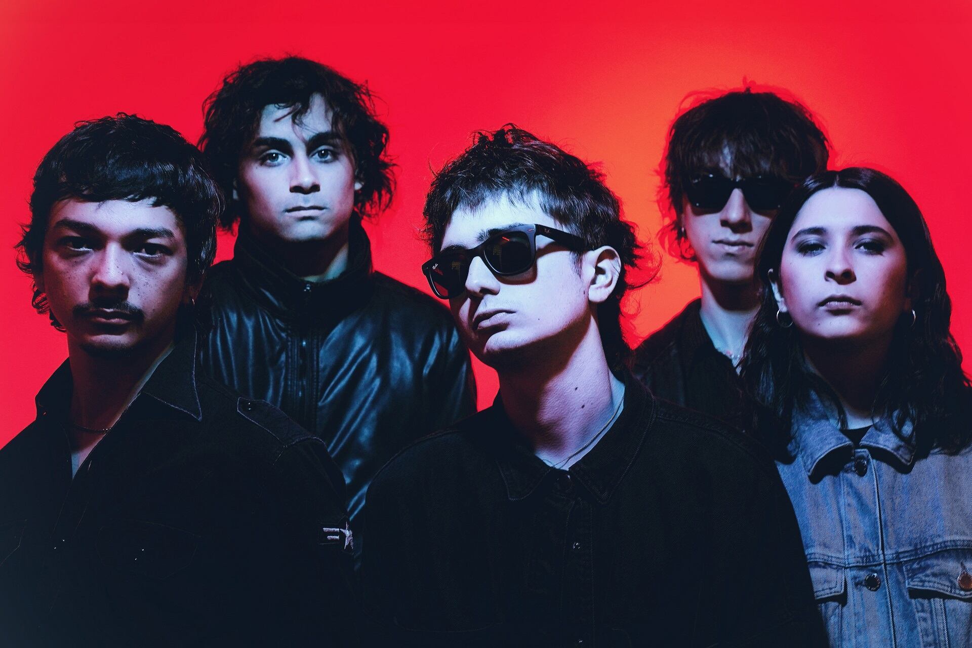 Voces crudas, guitarras fuertes, melodías de estampa indie rock y urgencia juvenil se mezclan en Ryan, que sacó disco en vivo en Moscú