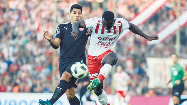 Gómez Andrade anticipa a Silvio Romero, como en casi todo el partido.