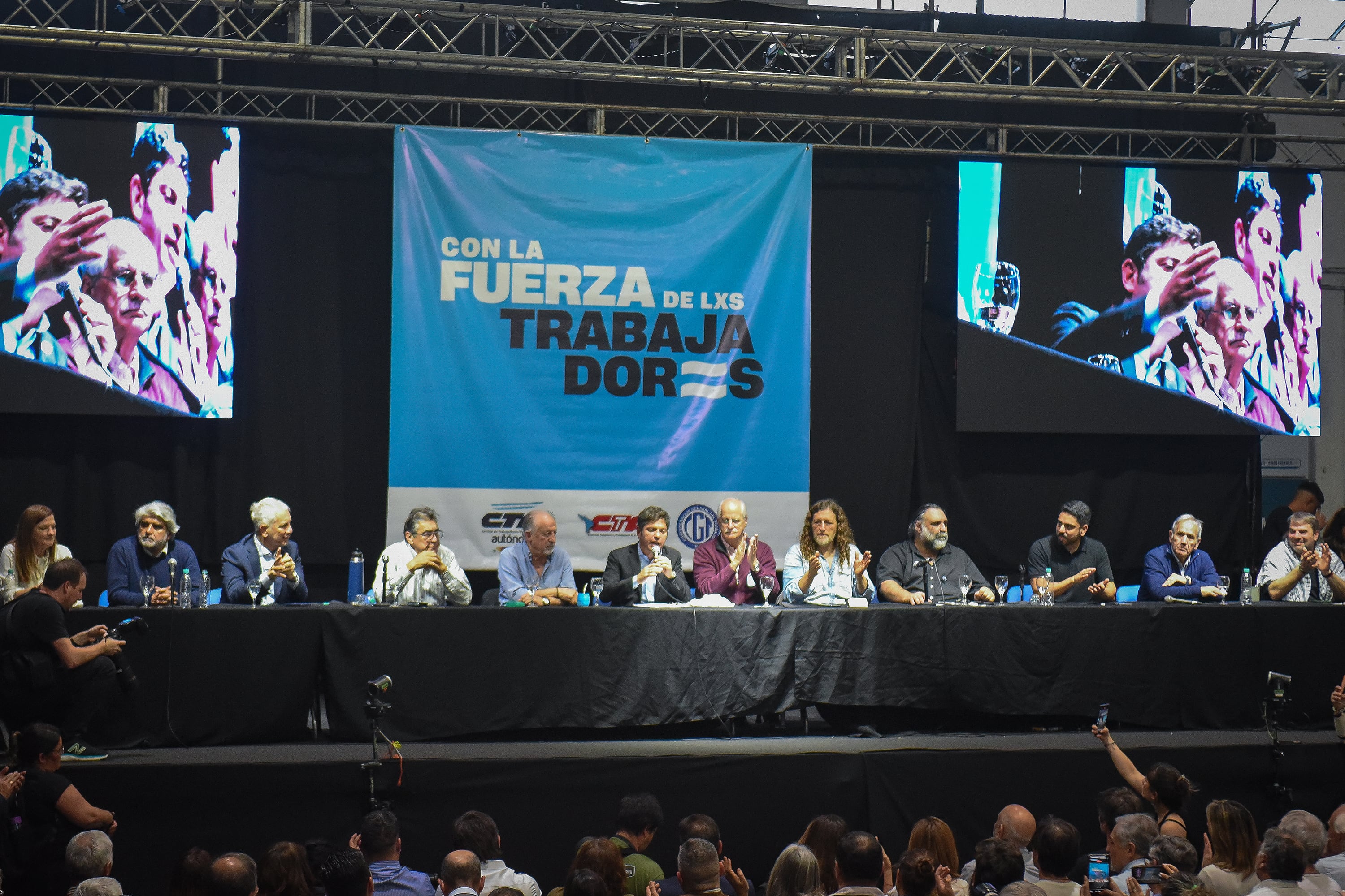 Axel Kicillof y Jorge Taiana, a la cabeza del acto del sindicalismo provincial en Atenas. 