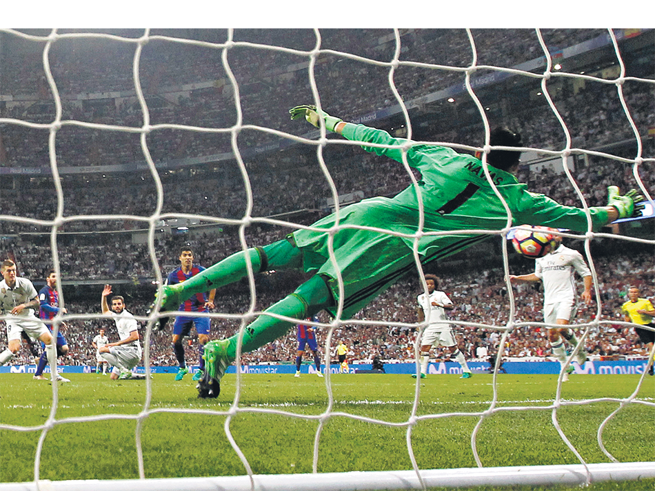 El arquero Keylor Navas se estira pero no puede evitar el gol de Lionel Messi en el descuento.