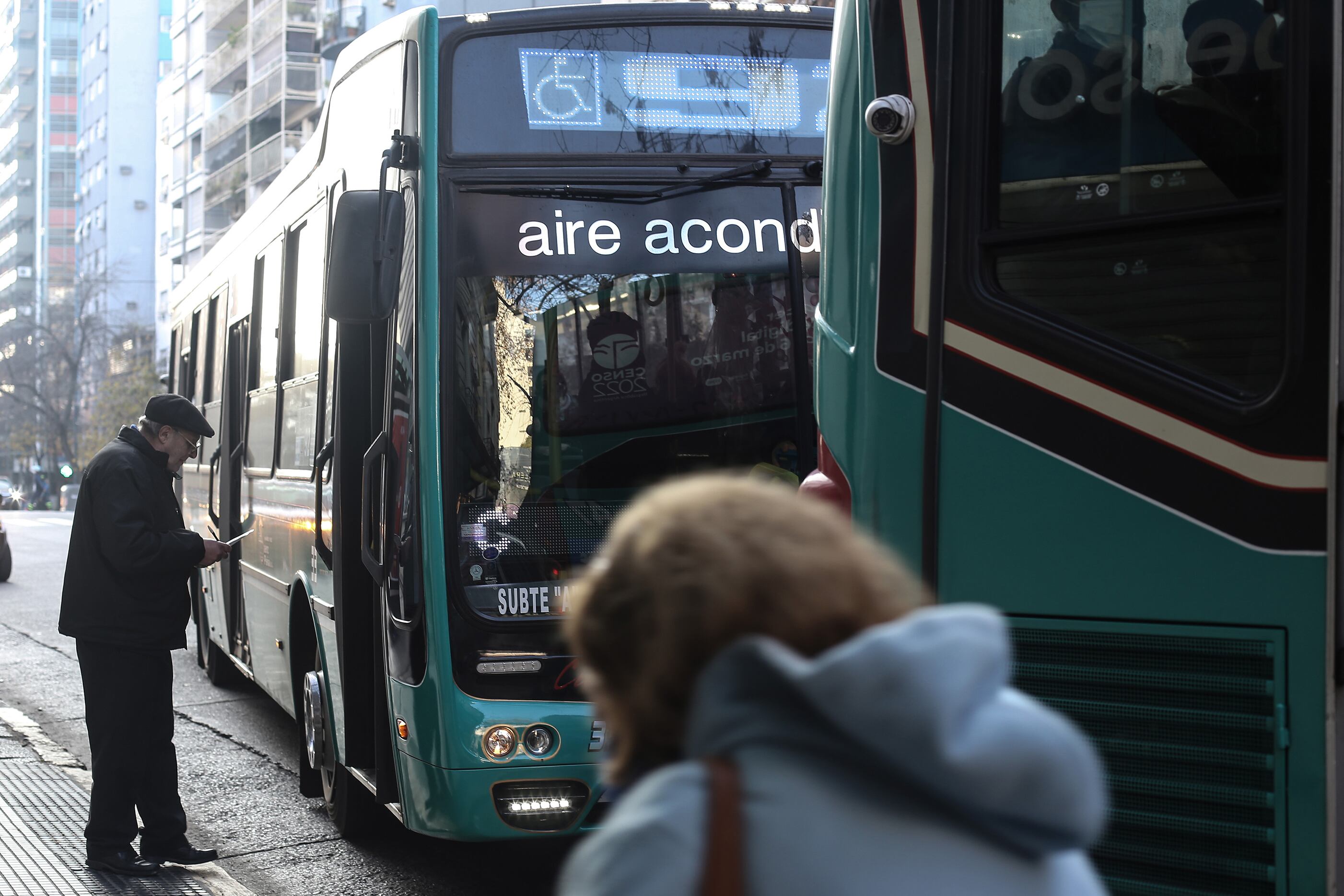 Desde este martes, los boletos de colectivo en el AMBA y Provincia se ajustan nuevamente por inflación. El valor mínimo ya supera los $450 en CABA y los $489 en el conurbano bonaerense.