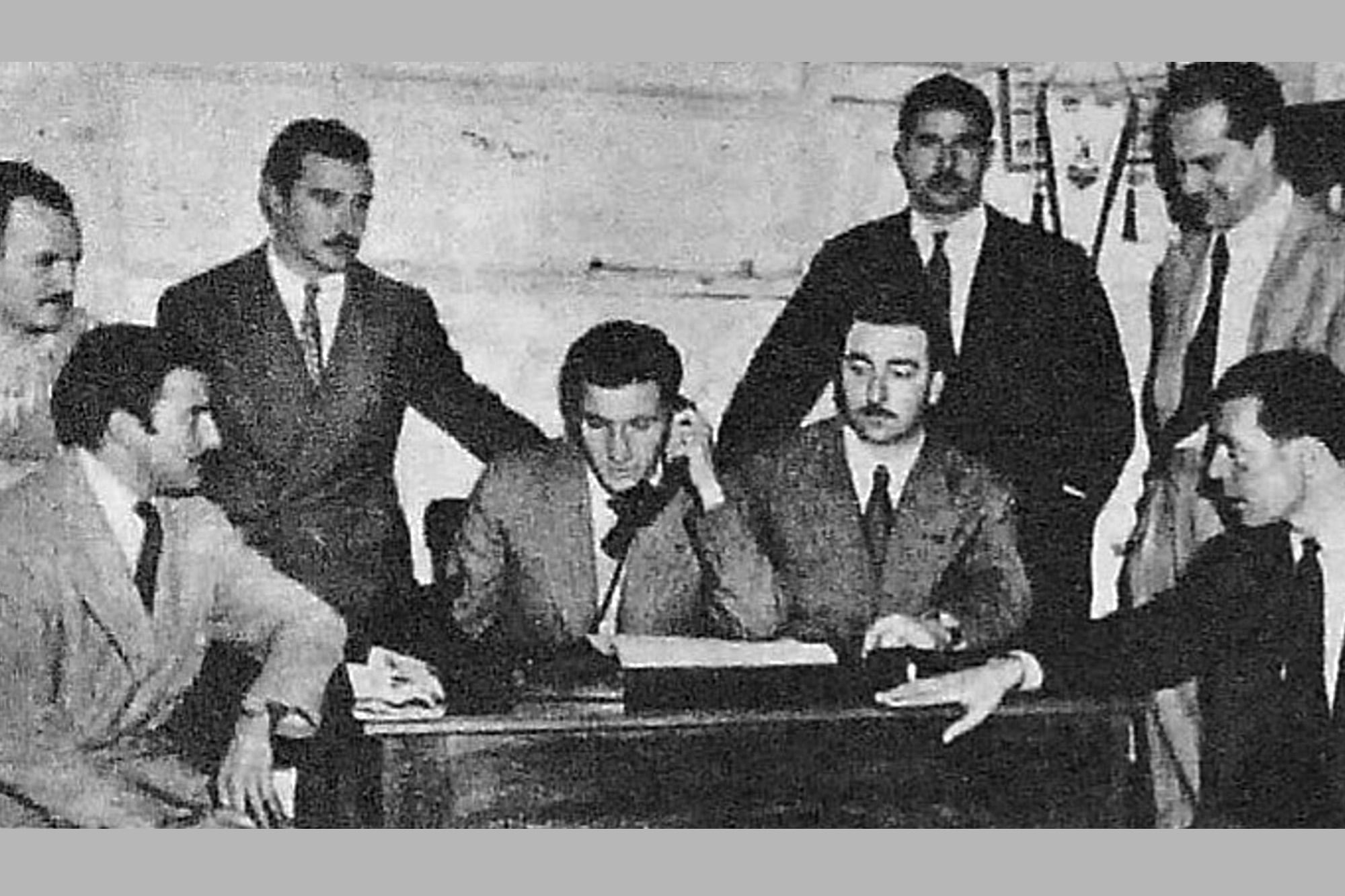 Los representantes de los jugadores y el presidente de la AFA Oscar Nicolini firman el acuerdo que puso fin al conflicto en 1949