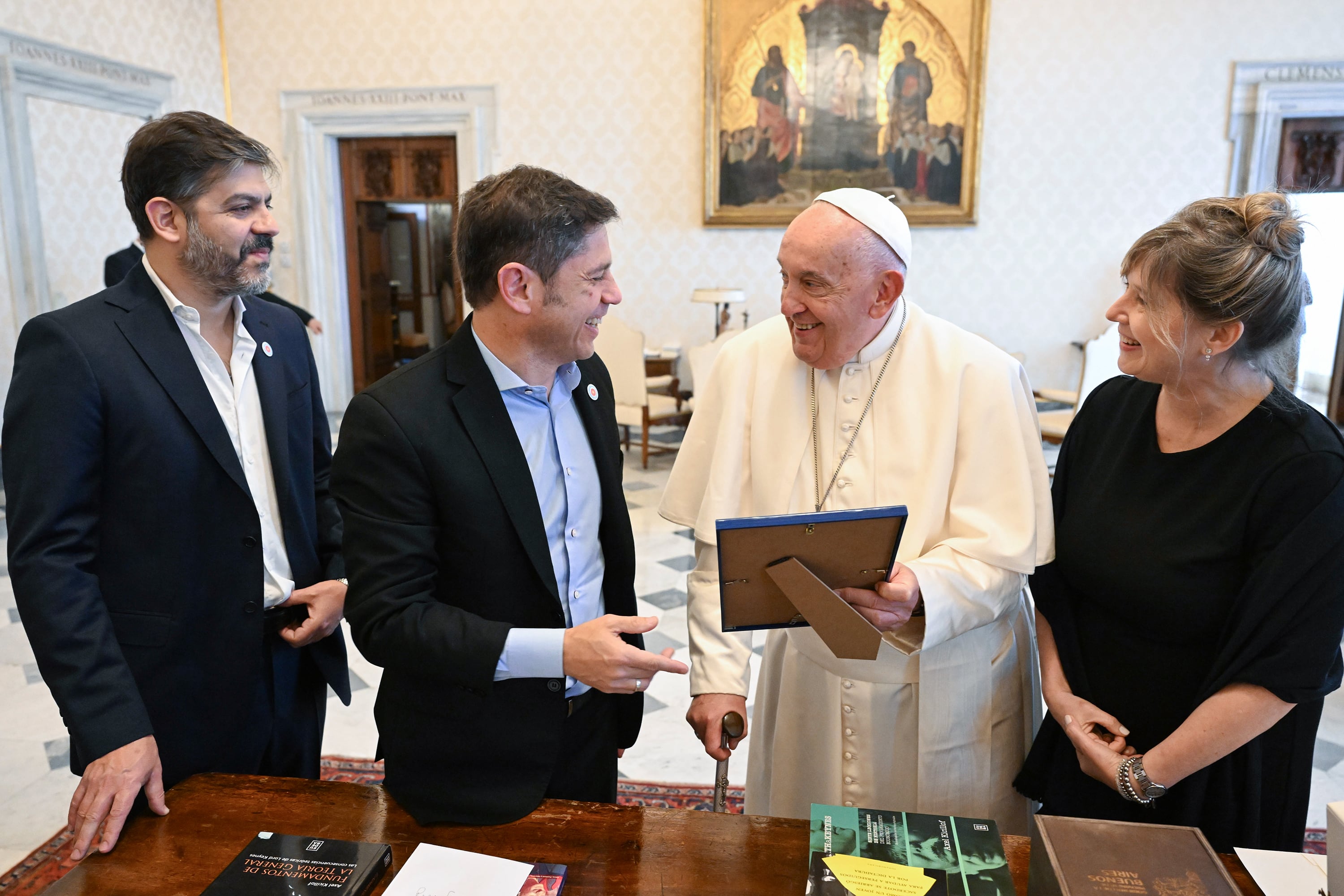 Axel Kicillof junto a Carlos Bianco y Cristina Álavrez Rodríguez con Francisco en el Vaticano, el año pasado.