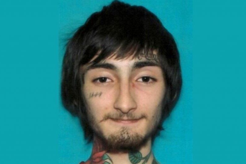 Crimo fue detenido mientras conducía por una autopista un auto color plateado que había sido reportado previamente por las autoridades. Foto: FBI.