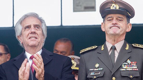 El presidente uruguayo Tabaré Vázquez junto al jefe del Ejército, Guido Manini Ríos.