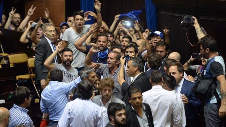 La irrupción llevó a un cuarto intermedio en la sesión.