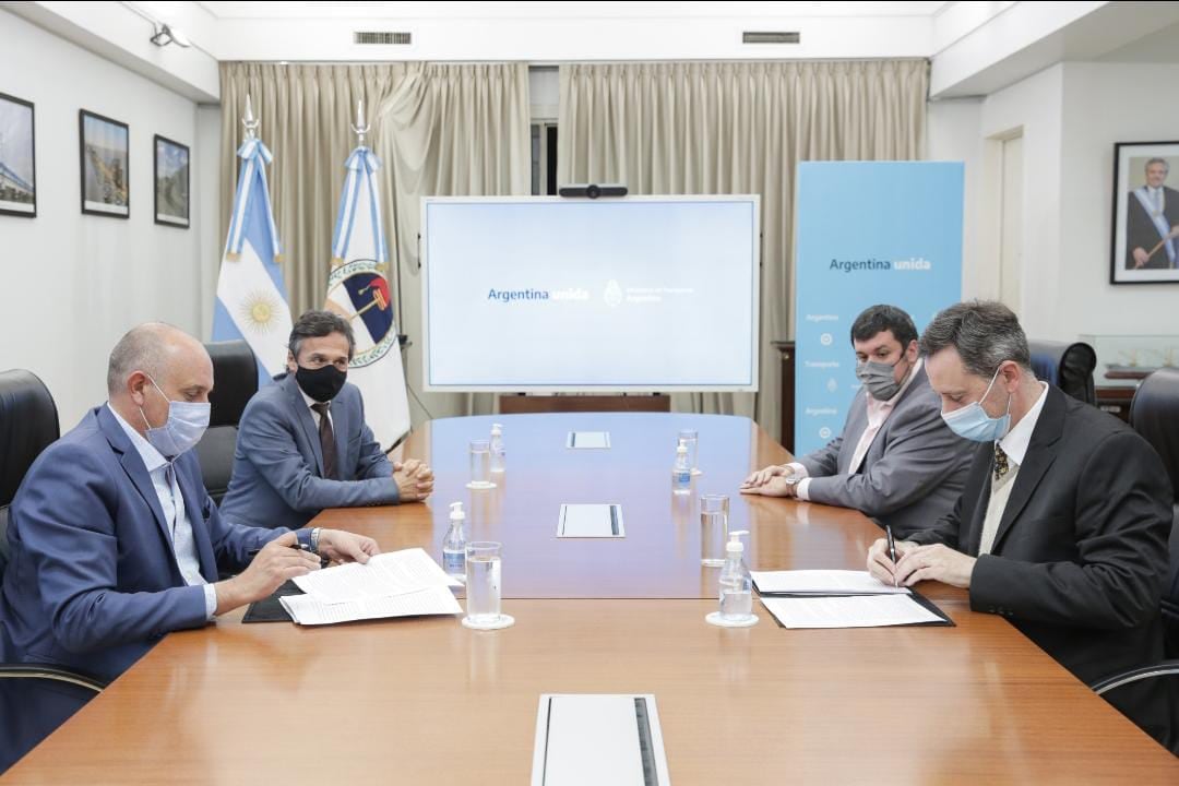 Autoridades del Ministerio de Transporte, de la AGP y del consorcio saliente firmaron el contrato. 