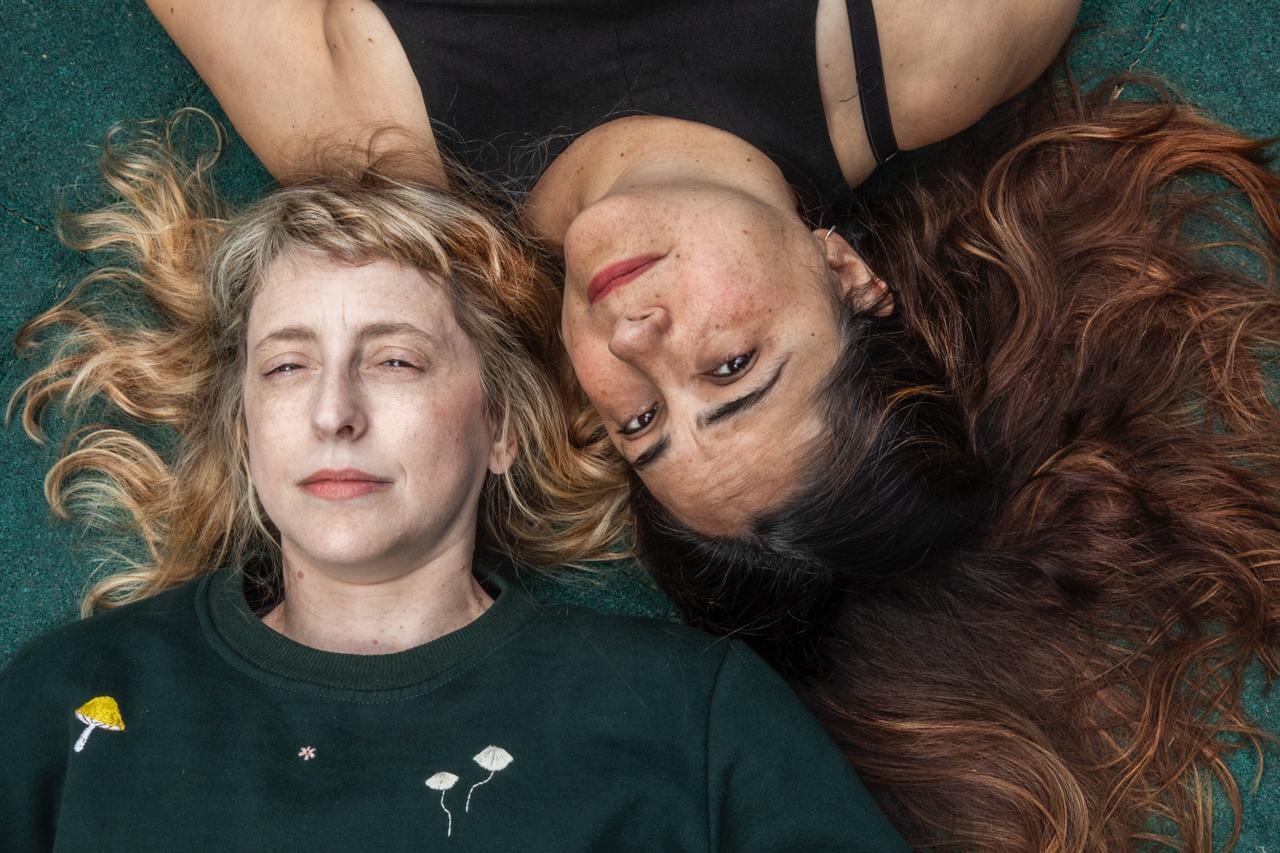 Paula y Lucía tuvieron hijas al mismo tiempo, el mismo mes, las criaron prácticamente juntas.