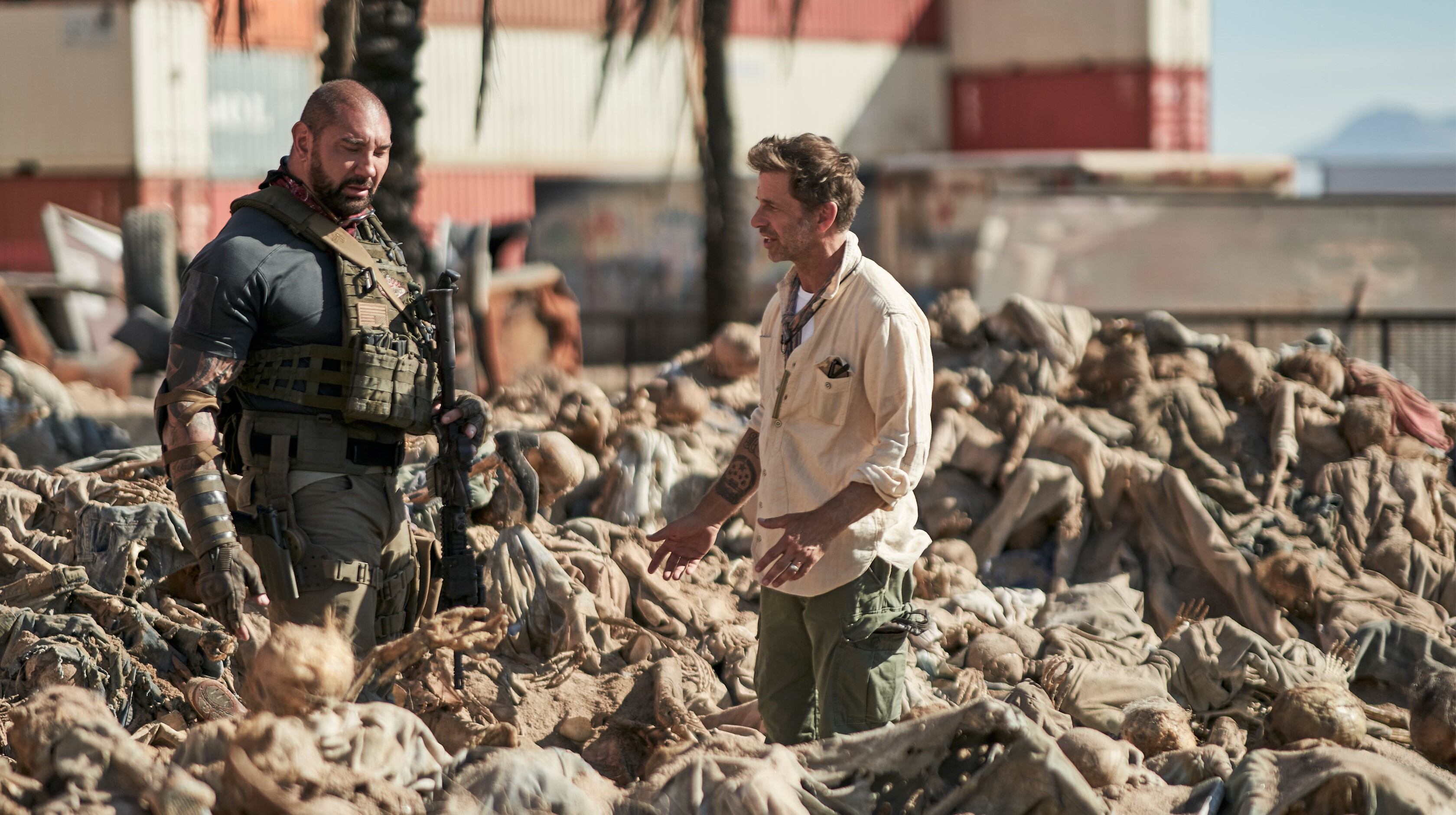 Dave Bautista y Zack Snyder durante el rodaje de "El ejército de los muertos".