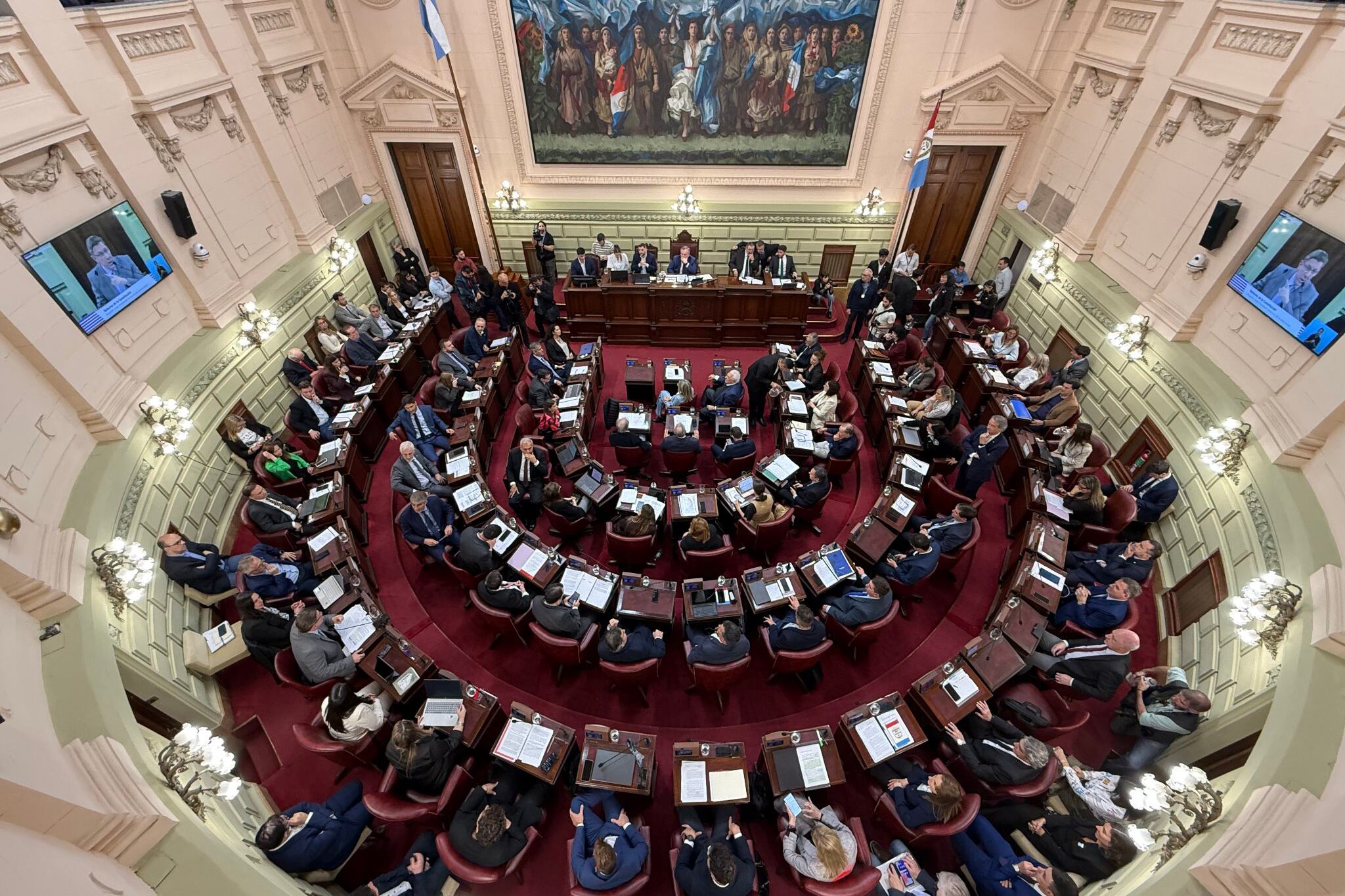 La larga sesión de ayer empezó a las 15 y siguió hasta pasada la medianoche.