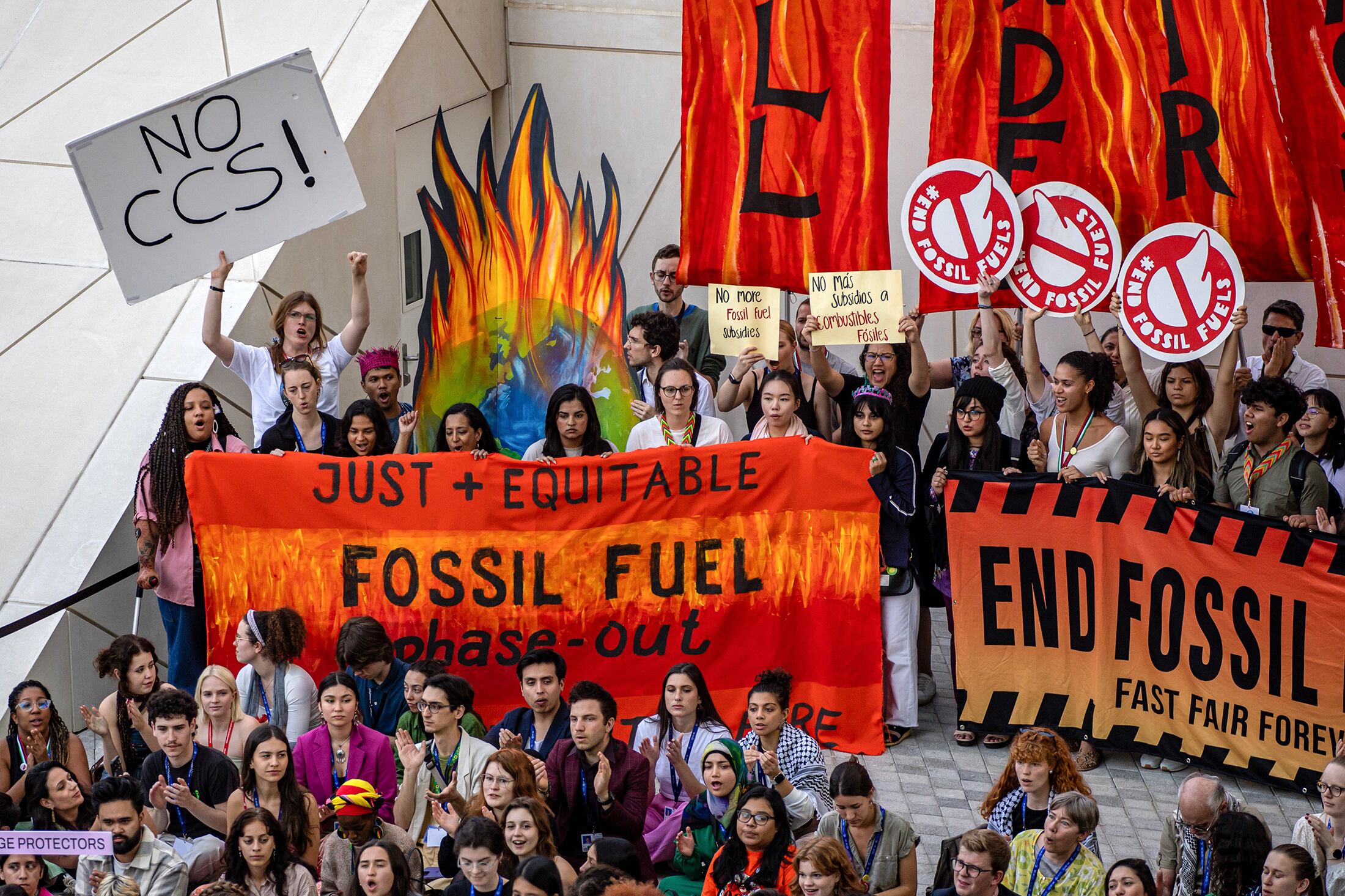 Pancartas y carteles durante una protesta al margen de la Conferencia de las Naciones Unidas sobre el Cambio Climático 2023 (COP28), en Dubai, Emiratos Árabes Unidos, el 12 de diciembre de 2023.