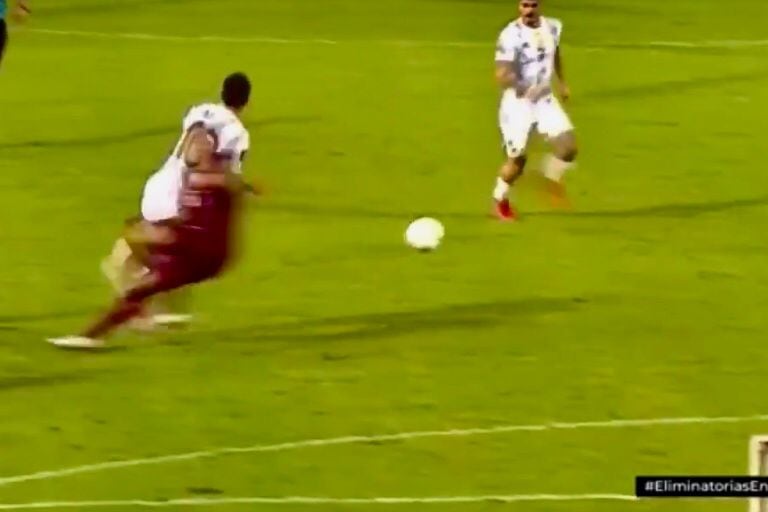 Roja directa: la agresión de Martínez a Messi.