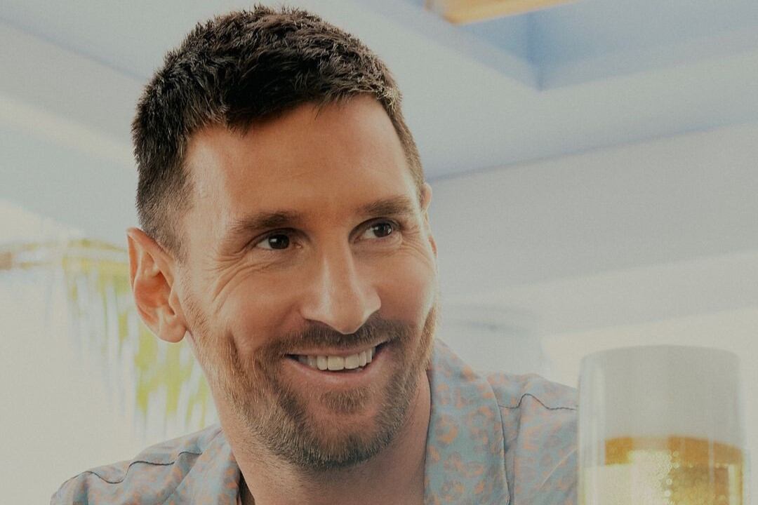 En el comercial, Messi demuestra que vale la pena esperar por una cerveza. Imagen Instagram michelobultra.ar.